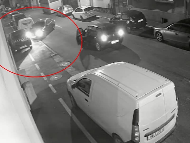 video: accident pe o stradă din sibiu - un șofer lovește o mașină parcată și fuge