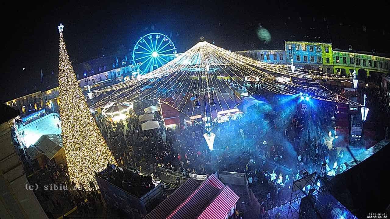 video revelion 2022 la sibiu - piața mare a fost arhiplină la trecerea dintre ani - au lipsit artificiile