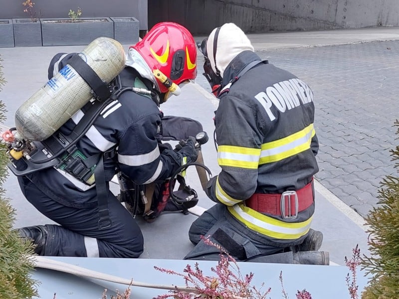 foto - un incendiu a izbucnit într-un bloc din bucurești - 20 de persoane au fost evacuate