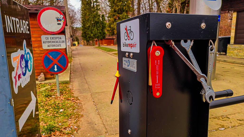 video foto: stații pentru repararea bicicletelor, montate în sibiu - pot fi utilizate de toată lumea