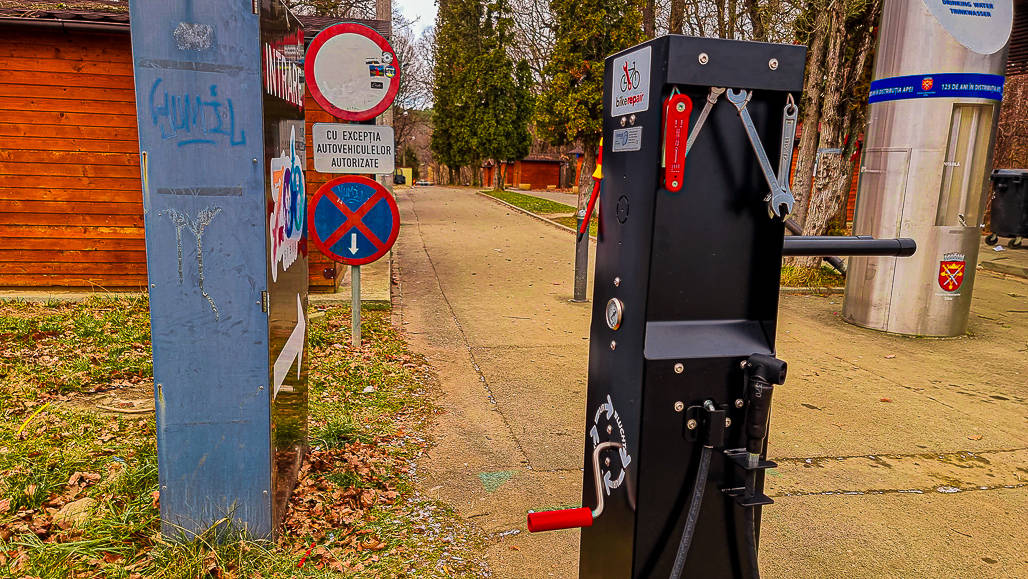 video foto: stații pentru repararea bicicletelor, montate în sibiu - pot fi utilizate de toată lumea