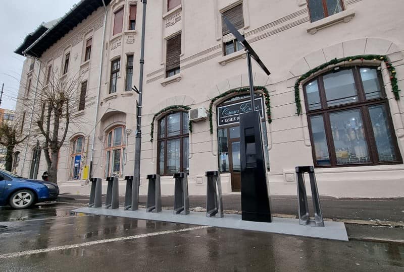 foto - revolta șoferilor împotriva rastelurilor pentru biciclete care au împânzit sibiul - ”au spus să vindem mașinile dacă nu avem unde parca”