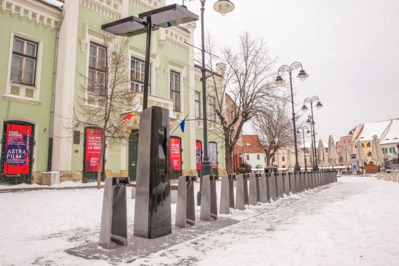 foto - revolta șoferilor împotriva rastelurilor pentru biciclete care au împânzit sibiul - ”au spus să vindem mașinile dacă nu avem unde parca”