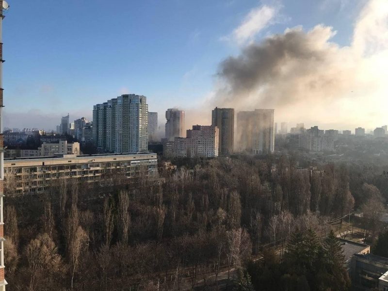 FOTO VIDEO O rachetă rusească a lovit un bloc de locuinţe din Kiev