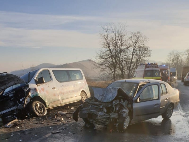 update foto - accident între o mașină și un microbuz la târnava - două persoane duse la spital