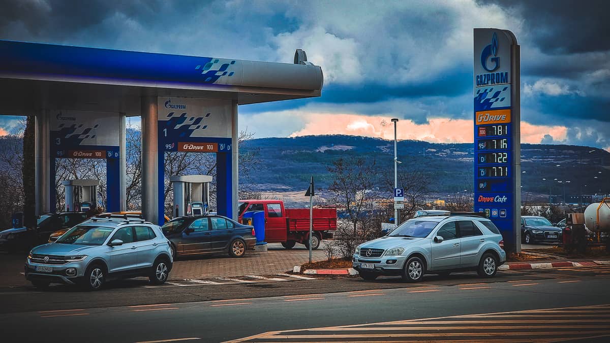 FOTO VIDEO Războiul din Ucraina la pompele din Sibiu – Sibienii alimentează în continuare de la Gazprom și LukOil