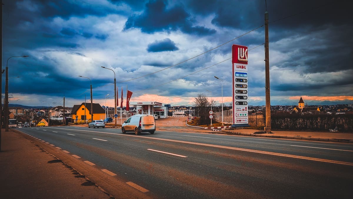 FOTO VIDEO Războiul din Ucraina la pompele din Sibiu – Sibienii alimentează în continuare de la Gazprom și LukOil