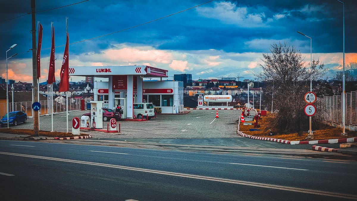 FOTO VIDEO Războiul din Ucraina la pompele din Sibiu – Sibienii alimentează în continuare de la Gazprom și LukOil