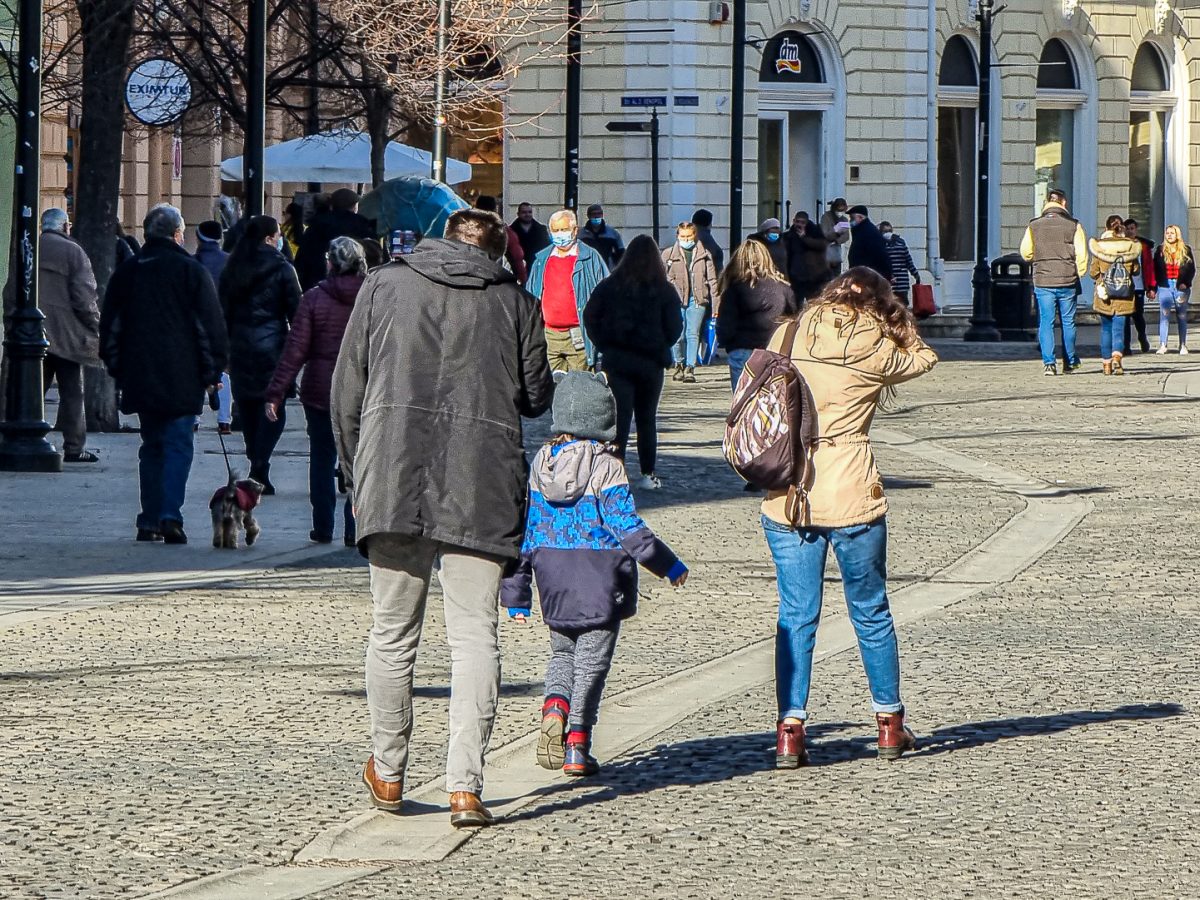 aproape 300 de sibieni infectați luni cu covid - doi minori la ati