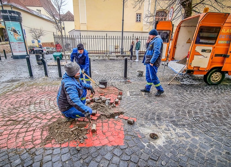 video foto s-a stricat pilonul de acces în piața huet - primăria spune ca “a fost reparat”