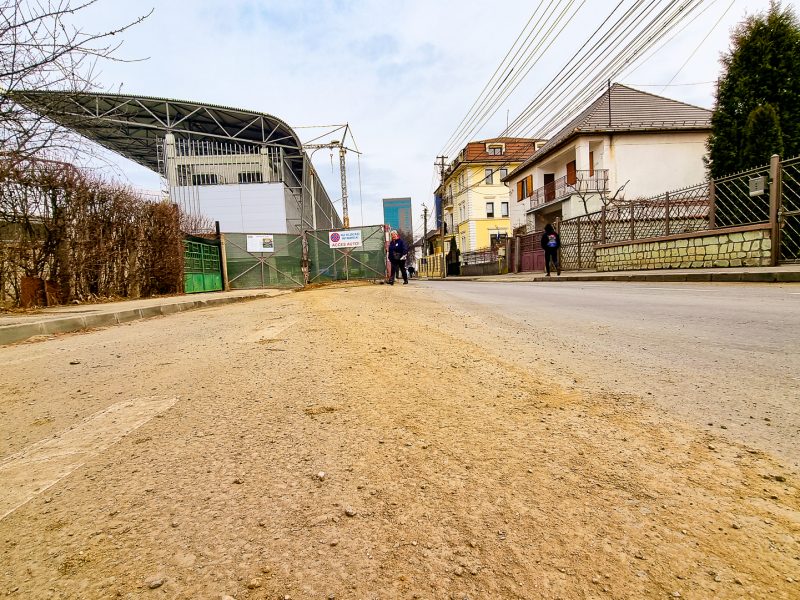 video foto șantierele sibiului la “raport” - străzile de lângă stadionul municipal, pline de noroi - goga arată ca după război