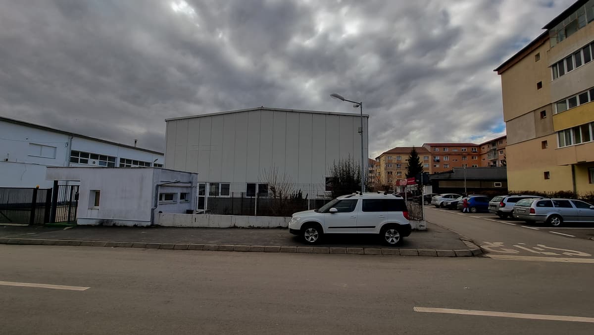 foto video se construiește un nou supermarket printre blocurile din valea aurie