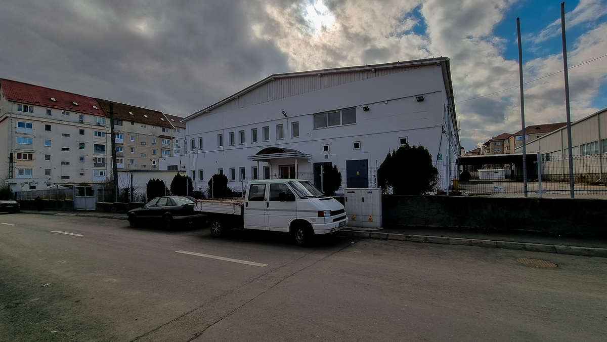 foto video se construiește un nou supermarket printre blocurile din valea aurie