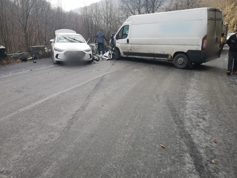 foto accident cu patru victime între brezoi și obârșia lotrului