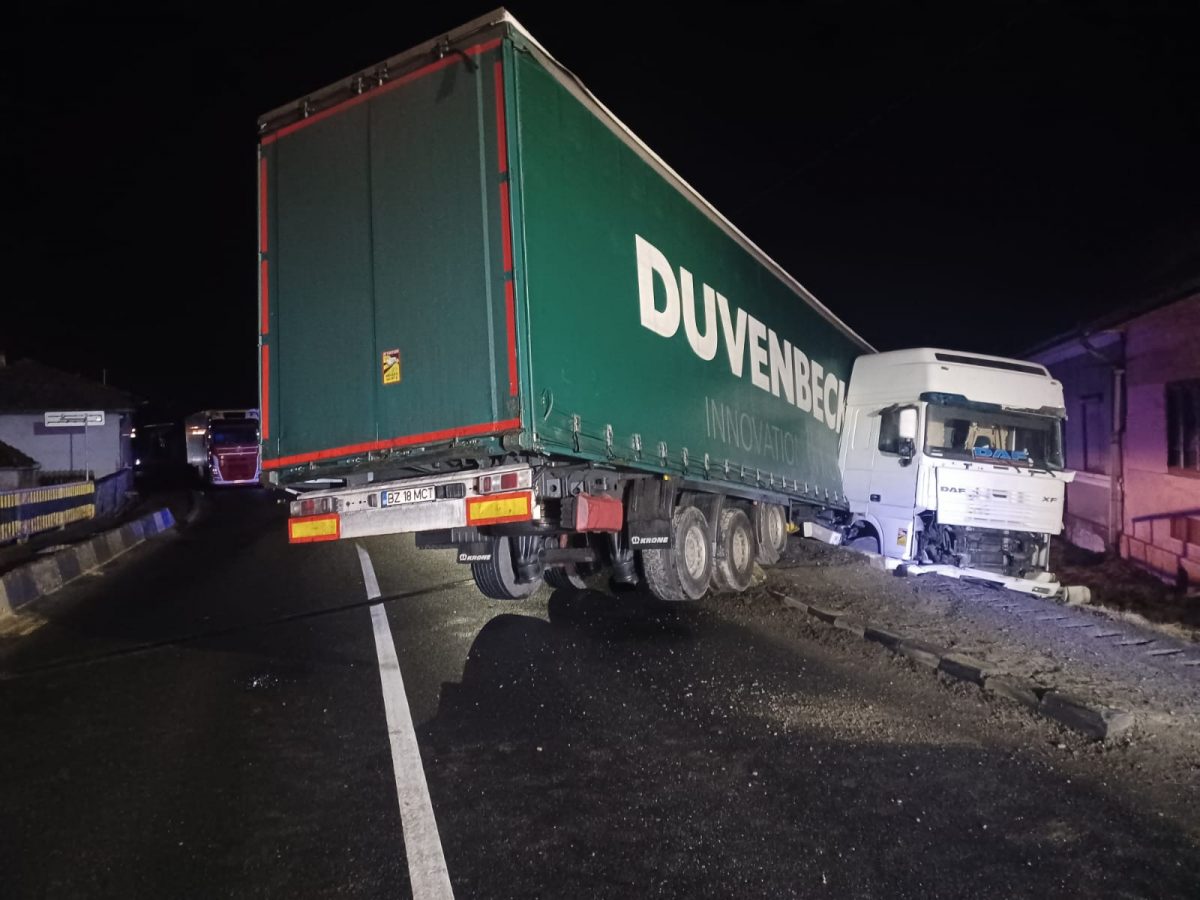 FOTO Accident pe DN1 - Un TIR a intrat într-un cap de pod la Arpașu de Jos