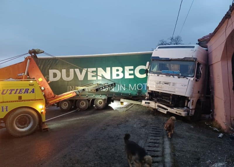 FOTO Accident pe DN1 - Un TIR a intrat într-un cap de pod la Arpașu de Jos