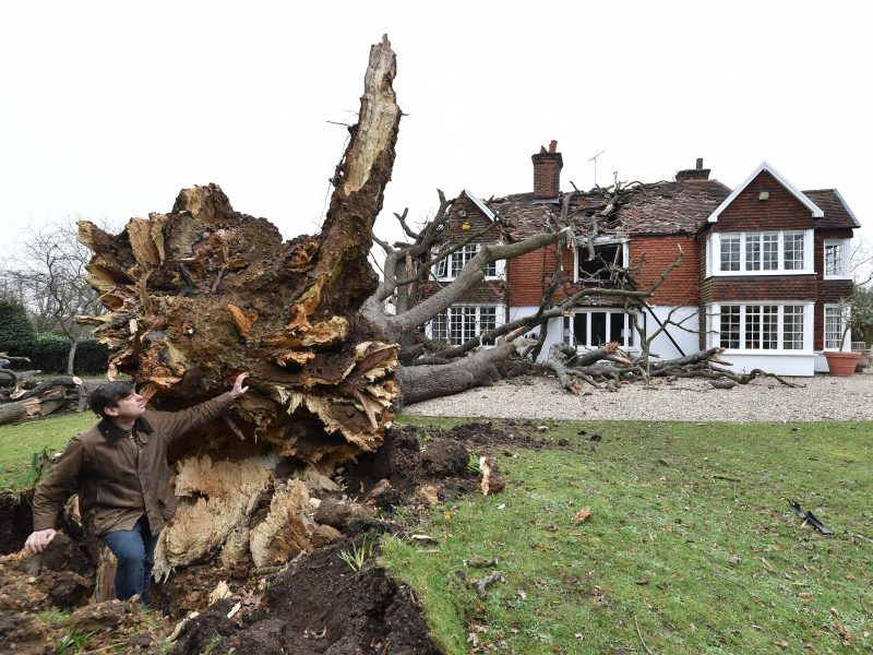 foto furtuna eunice a ucis 13 oameni în marea britanie - vânt de 200 km la oră și valuri de nouă metri în franța