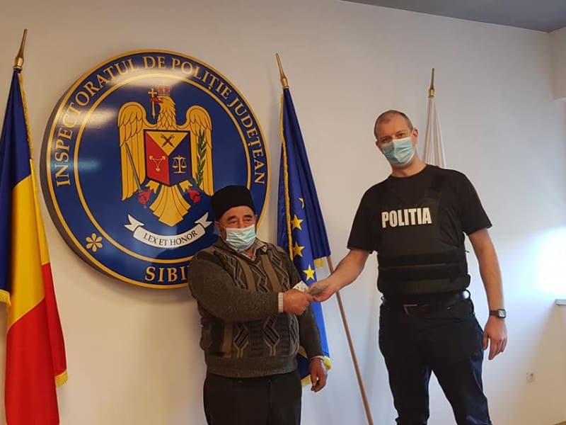 nea cornel din păuca, în culmea fericirii - un polițist i-a gasit banii pierduți în fața unei bănci din sibiu