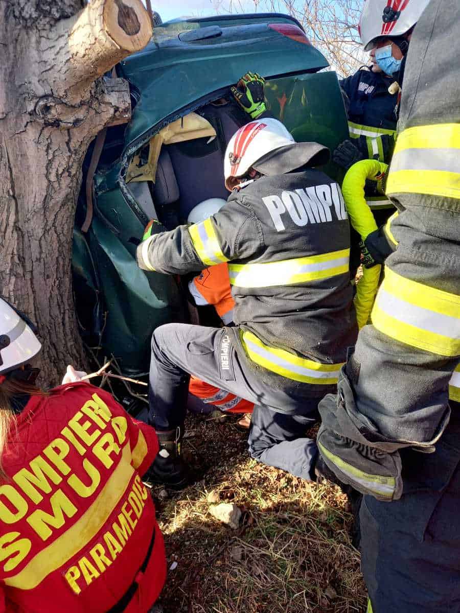 Accident mortal la ieșirea din Sibiu spre Agnita - Șoferul a lovit un copac și s-a răsturnat