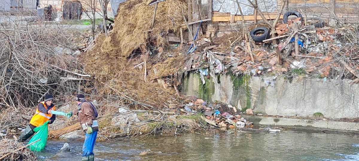 foto: râul avrig, sufocat de gunoaie - primăria promite că va aplica amenzi usturătoare