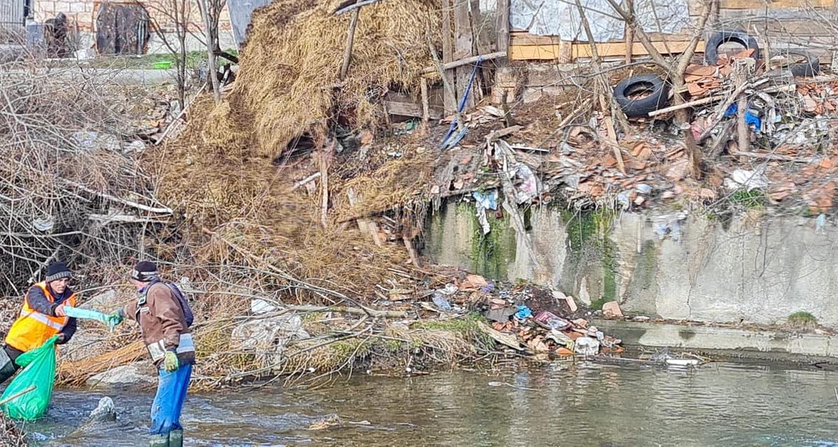 foto: râul avrig, sufocat de gunoaie - primăria promite că va aplica amenzi usturătoare