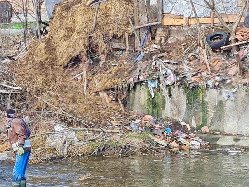 foto: râul avrig, sufocat de gunoaie - primăria promite că va aplica amenzi usturătoare