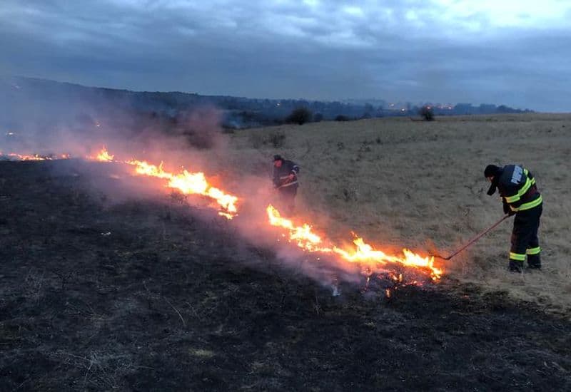 update foto incendiu la ludoș - ard 30 de hectare de vegetație uscată