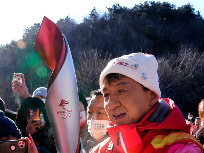 foto - jackie chan poartă torța olimpică pe marele zid chinezesc