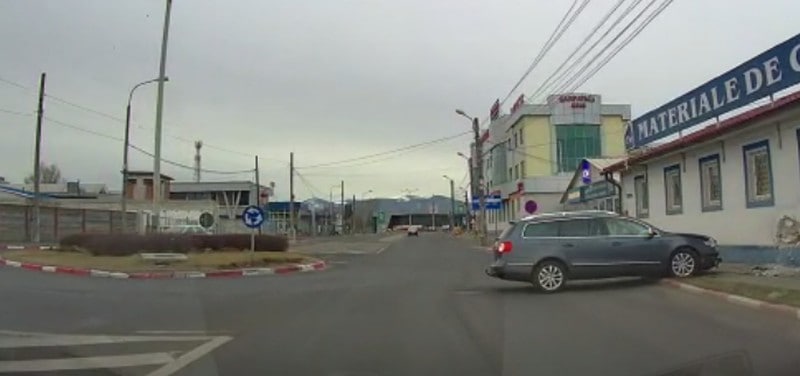 update video mașină abandonată în urma unui accident pe strada autogării - autoturismul a lovit un zid