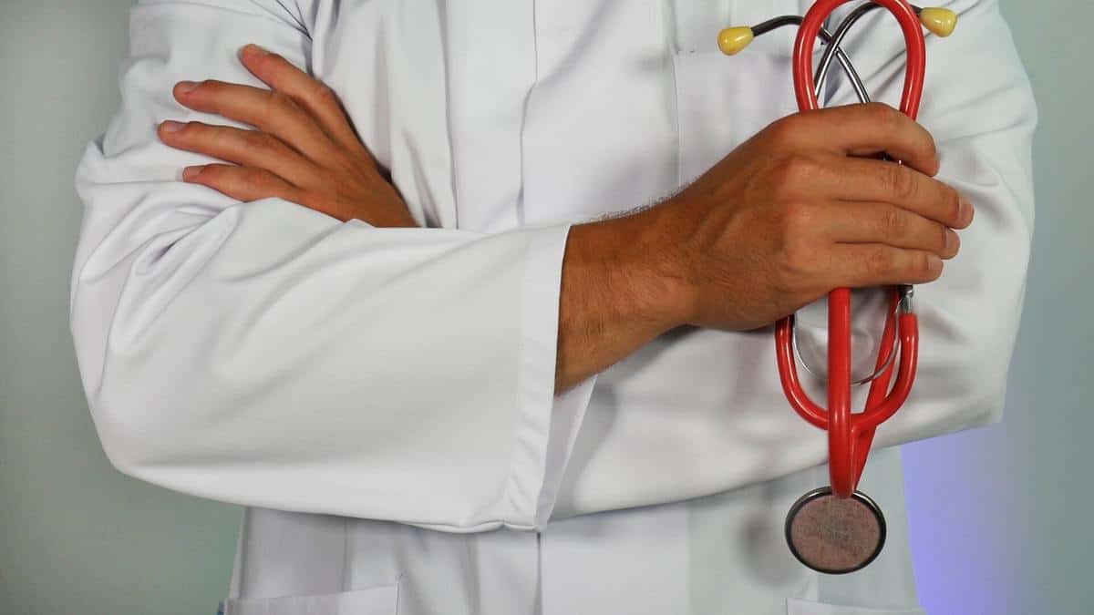 medicul din nocrich care și-a lăsat prietenul la cabinet în locul lui - a fost pus sub control judiciar