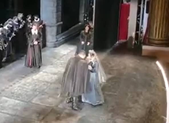 video rusia și ucraina s-au îmbrăţişat pe scena teatrului din napoli - publicul a scandat "pace"