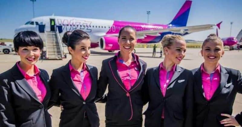 cum e să fii stewardesă la blue air sau wizz air - salariul face diferența