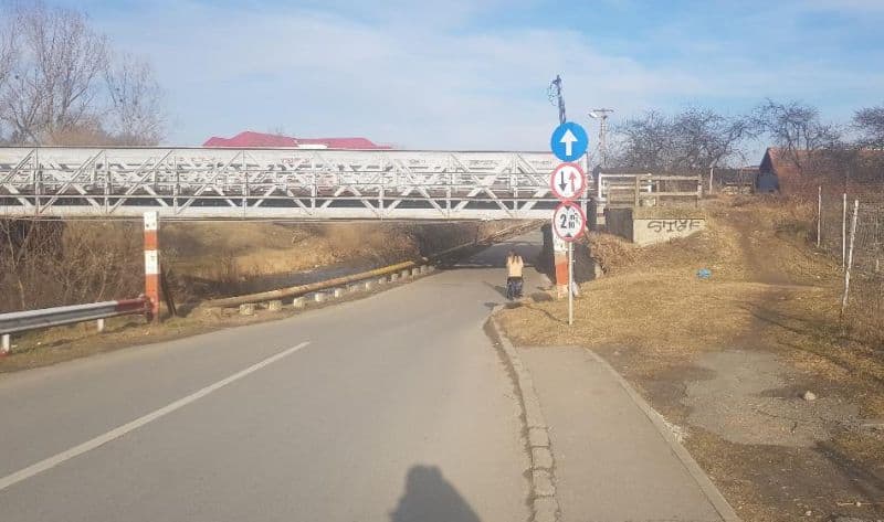 FOTO ”Capcanele Sibiului” - Strada Viitorului, coșmar pentru pietoni - ”Sunt stâlpi în mijlocul trotuarului”