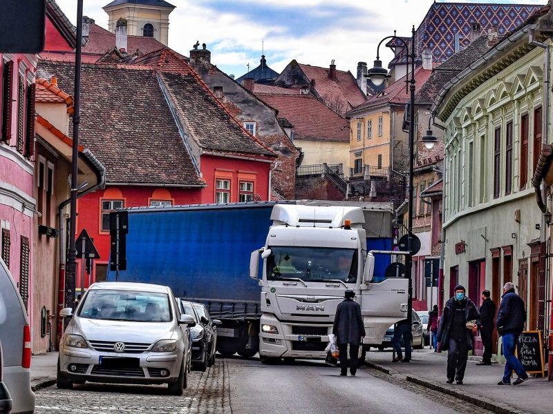 un tir a blocat o intersecție din orașul de jos la sibiu