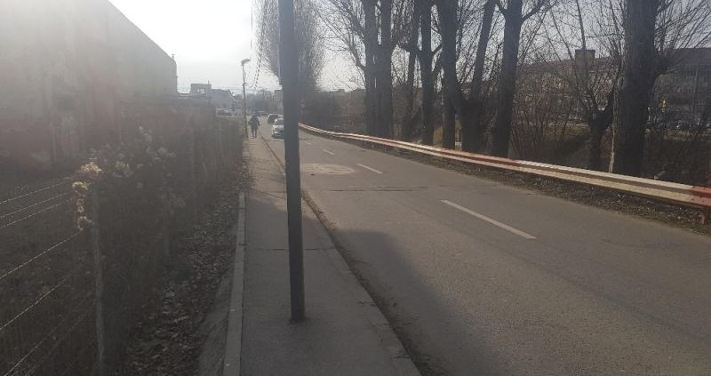 foto ”capcanele sibiului” - strada viitorului, coșmar pentru pietoni - ”sunt stâlpi în mijlocul trotuarului”