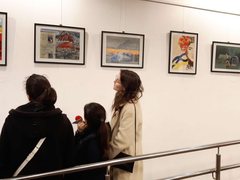 foto expoziţie cu picturi realizare de copii ucraineni la biblioteca astra