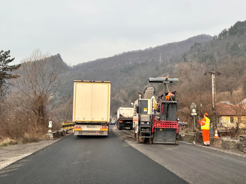 Cozi și trafic aglomerat pe Valea Oltului - Lucrări în apropiere de Brezoi