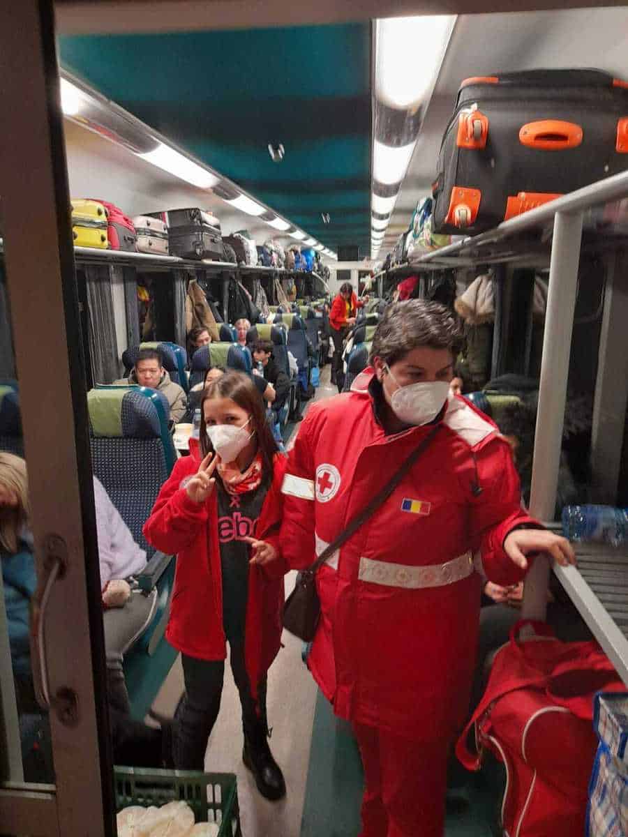 foto refugiaţii ucraineni aflaţi într-un tren care a oprit la sibiu au primit o masă caldă de la crucea roşie