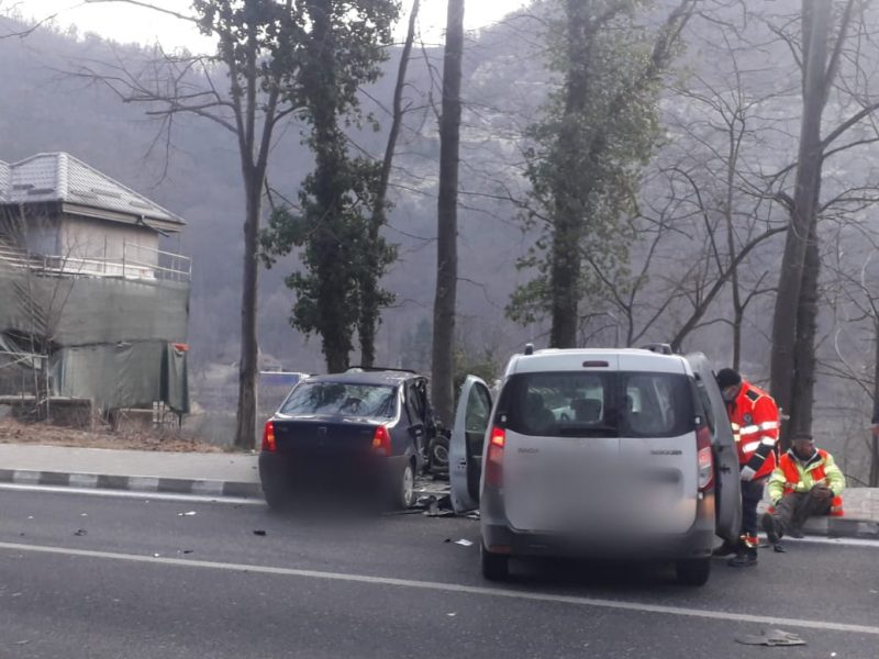 Accident grav pe Valea Oltului la Călimănești - Patru oameni răniți