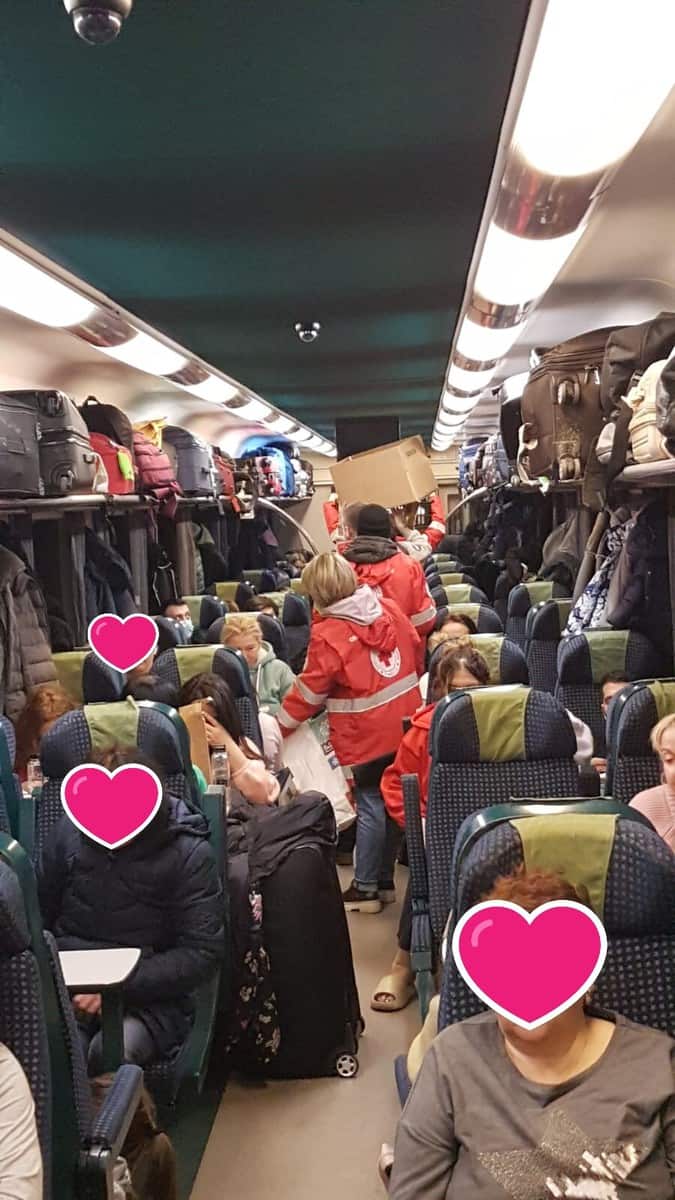 foto refugiaţii ucraineni aflaţi într-un tren care a oprit la sibiu au primit o masă caldă de la crucea roşie