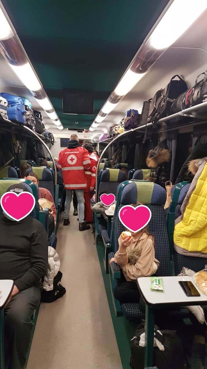 foto refugiaţii ucraineni aflaţi într-un tren care a oprit la sibiu au primit o masă caldă de la crucea roşie