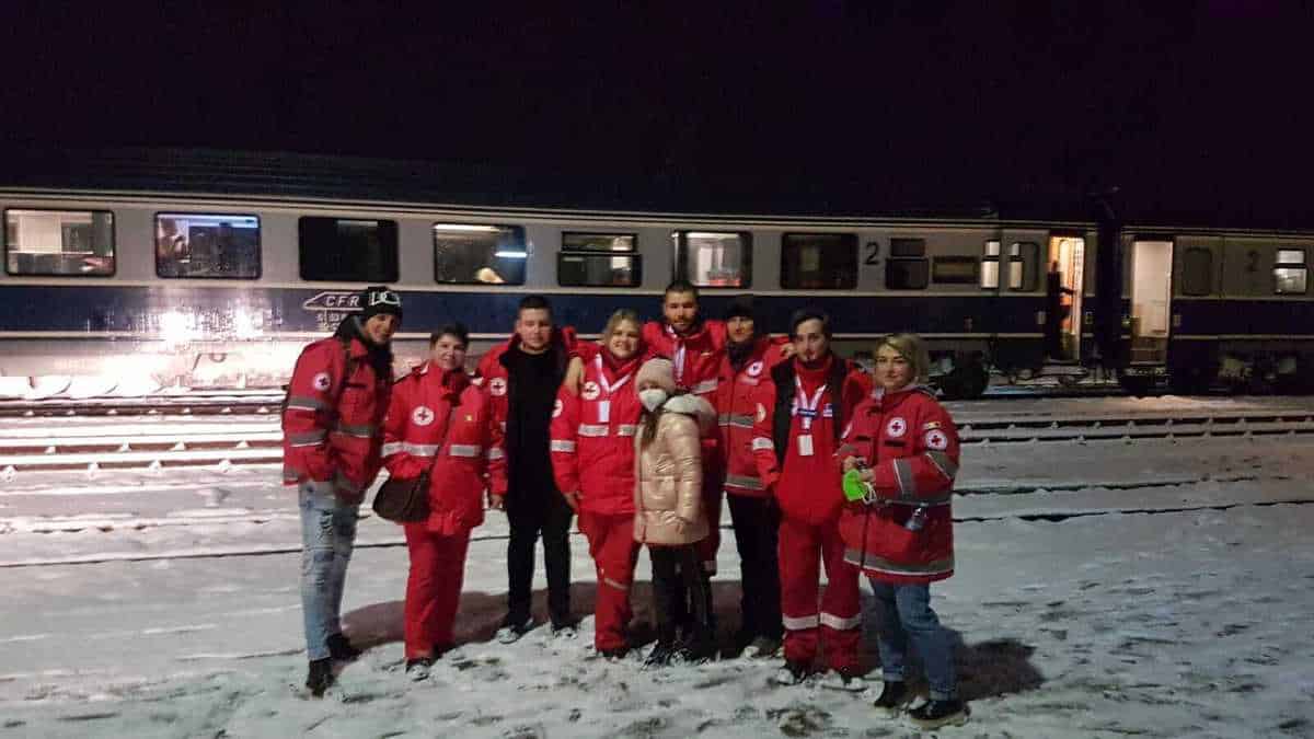 foto refugiaţii ucraineni aflaţi într-un tren care a oprit la sibiu au primit o masă caldă de la crucea roşie