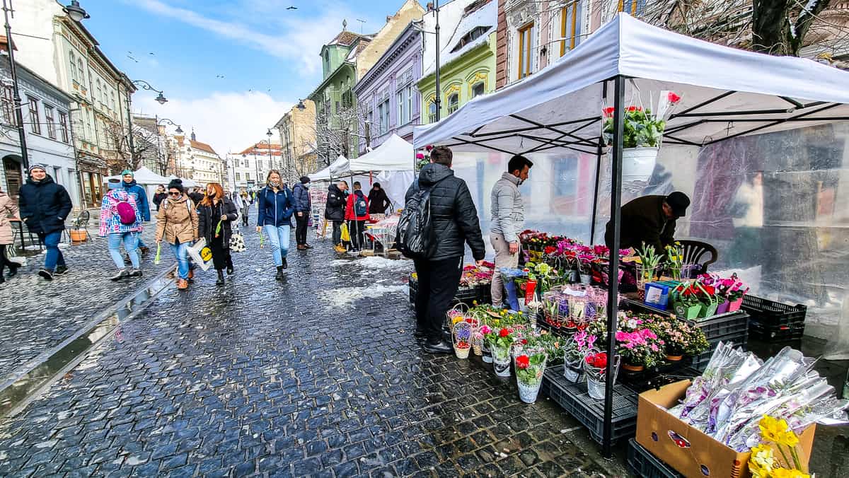 VIDEO Goana după cadoul de 8 martie la Sibiu - Florile, cele mai “vânate” de sibieni