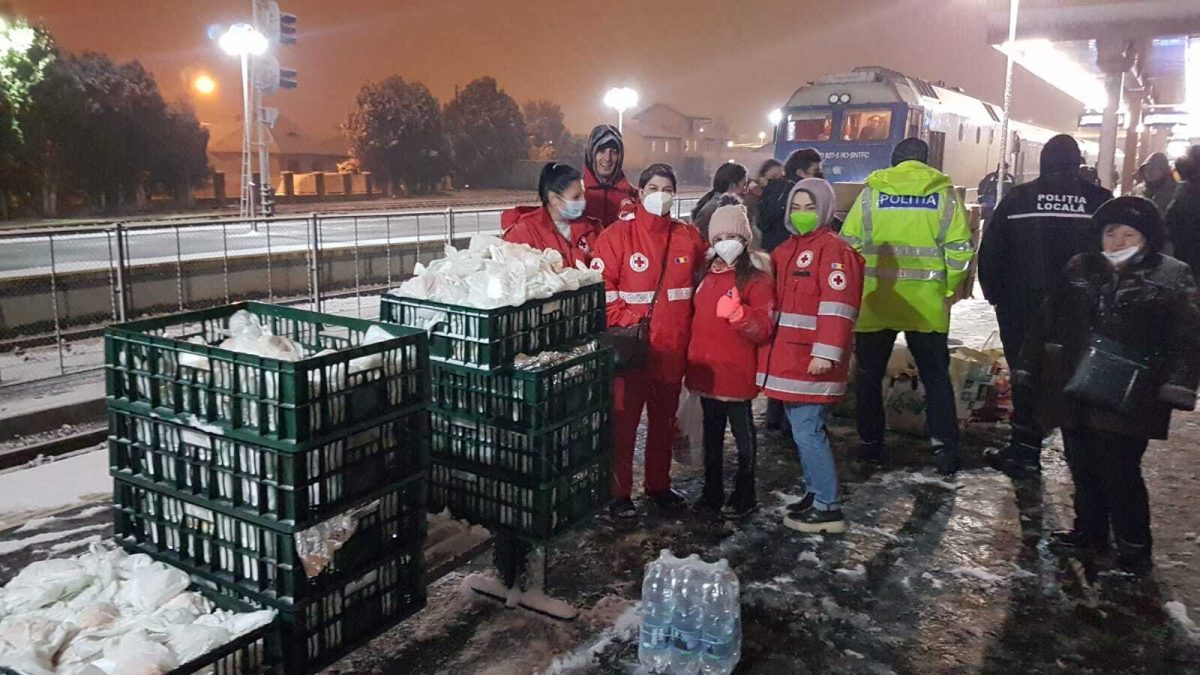 foto refugiaţii ucraineni aflaţi într-un tren care a oprit la sibiu au primit o masă caldă de la crucea roşie