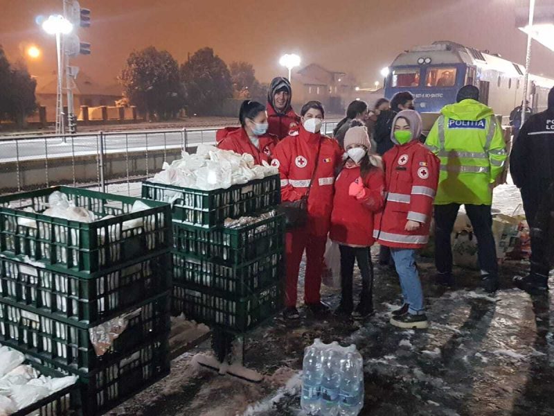 FOTO Refugiaţii ucraineni aflaţi într-un tren care a oprit la Sibiu au primit o masă caldă de la Crucea Roşie