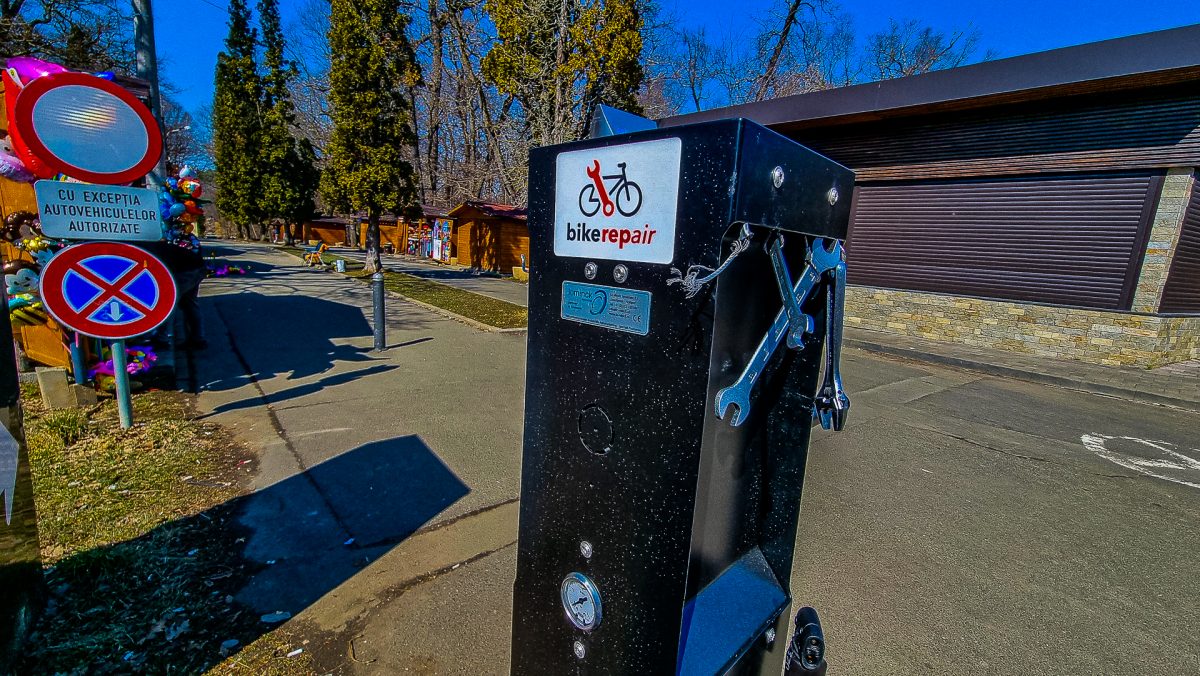 Stațiile de reparat biciclete din Sibiu nu au viață lungă - Mâzgălituri cu grafitti și chei furate