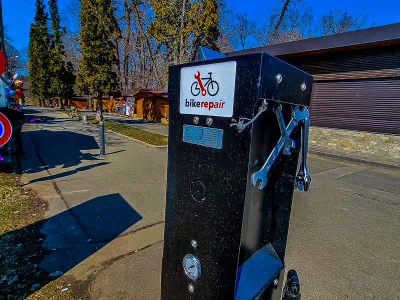 Stațiile de reparat biciclete din Sibiu nu au viață lungă - Mâzgălituri cu grafitti și chei furate