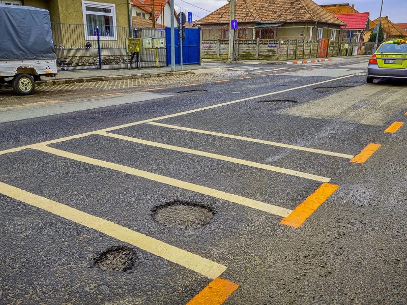 foto: gropi în asflat pe mai multe străzi din sibiu - „mi-am spart jantele mașinii în ele”