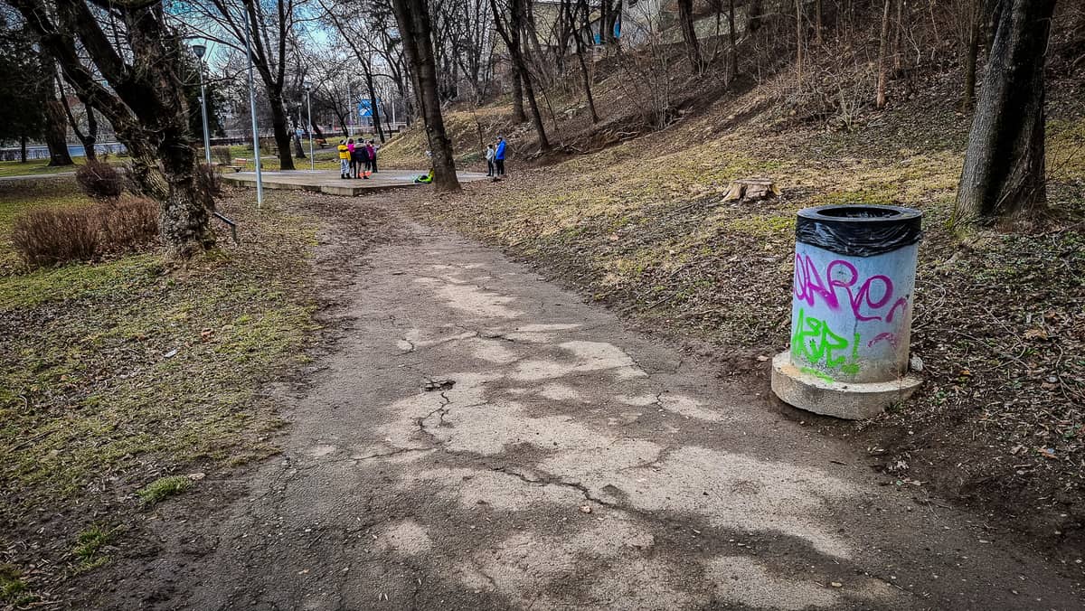 FOTO Parcul de pe Șoseaua Alba Iulia, într-o stare jalnică. Primăria: ”Reabilitarea necesită demersuri speciale”