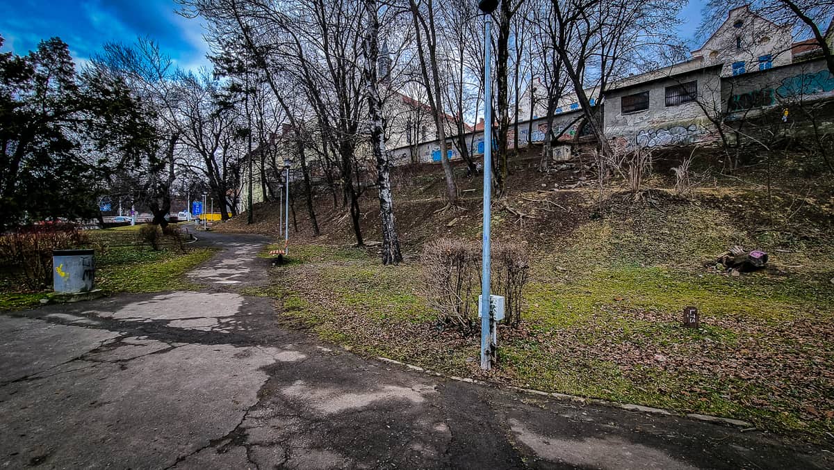 FOTO Parcul de pe Șoseaua Alba Iulia, într-o stare jalnică. Primăria: ”Reabilitarea necesită demersuri speciale”